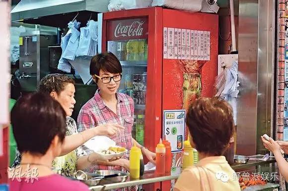 当过港姐，拍过三级片，她却靠卖鱼蛋攀上人生