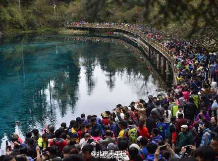 九寨沟全天清理垃圾15吨 游客拥挤很多手机掉水里