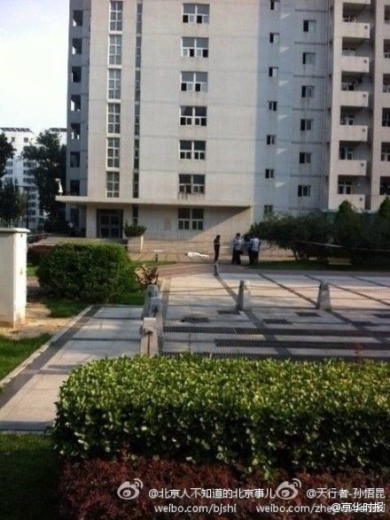 1人从人民大学研究生宿舍楼坠落身亡(图)