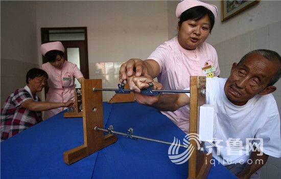 帮助麻风休养员进行肢体的功能康复