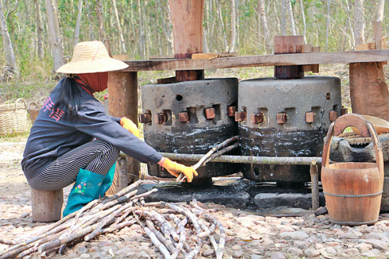 走近儋州历经600多年的古老土法制糖作坊