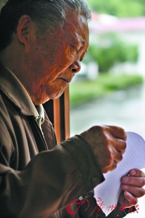 76岁的冯达财坚守“三水最后的麻风村”照顾患病村民51年 如今身患重病需钱手术治疗